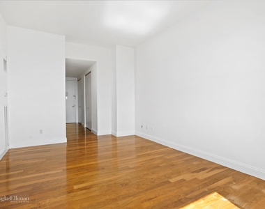 88 Greenwich St - Photo Thumbnail 2