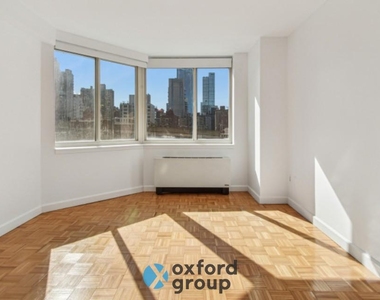 West 42nd Street - Photo Thumbnail 3