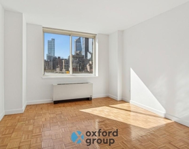 West 42nd Street - Photo Thumbnail 5