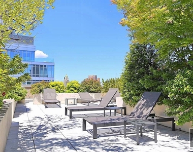 East 75th Street - Photo Thumbnail 7