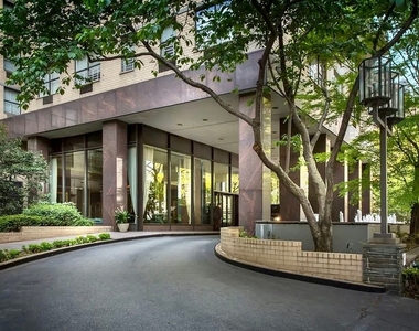 East 75th Street - Photo Thumbnail 8