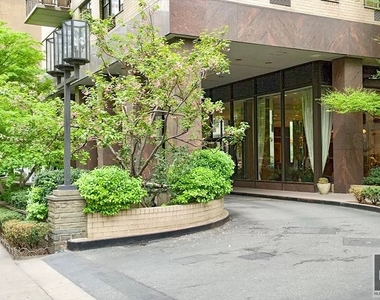 East 75th Street - Photo Thumbnail 10