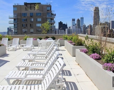 East 75th Street - Photo Thumbnail 13