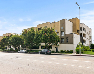 16550 Vanowen Street - Photo Thumbnail 12