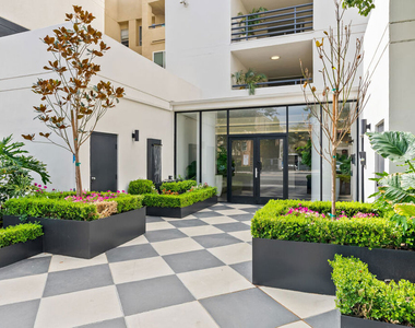 16550 Vanowen Street - Photo Thumbnail 7