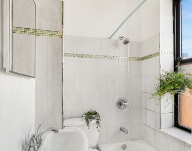 168 Huron Street - Photo Thumbnail 3
