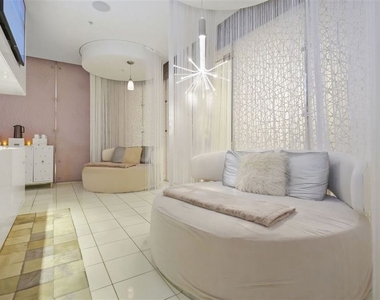 900 W Olympic Boulevard - Photo Thumbnail 32