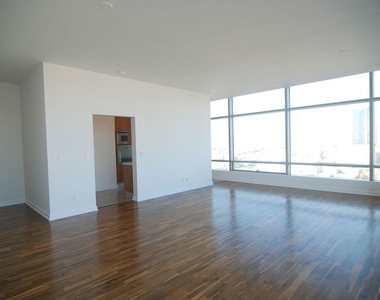 900 W Olympic Boulevard - Photo Thumbnail 1