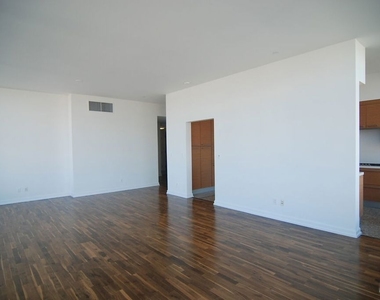 900 W Olympic Boulevard - Photo Thumbnail 3