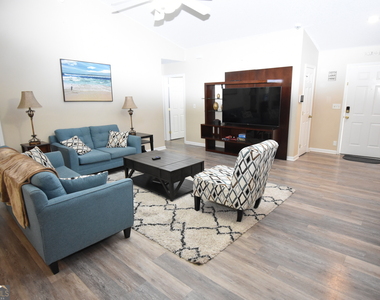218 Lake Forest Drive - Photo Thumbnail 3