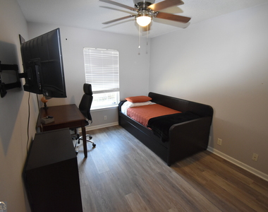 218 Lake Forest Drive - Photo Thumbnail 12