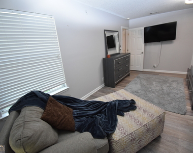 218 Lake Forest Drive - Photo Thumbnail 8