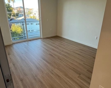 1301 S Westgate Avenue - Photo Thumbnail 4