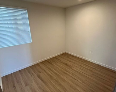 1301 S Westgate Avenue - Photo Thumbnail 6