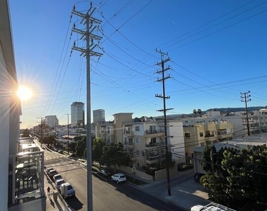 1301 S Westgate Avenue - Photo Thumbnail 9