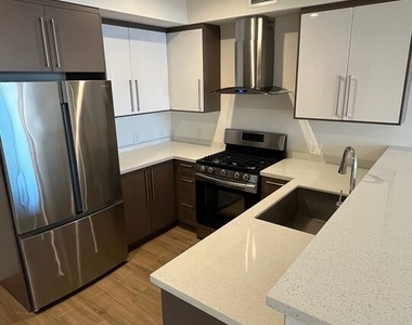 1301 S Westgate Avenue - Photo Thumbnail 2