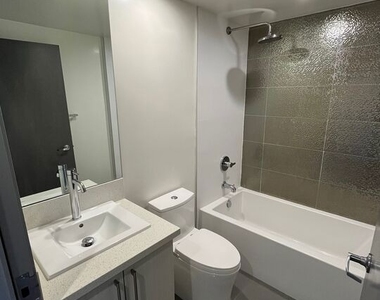 1301 S Westgate Avenue - Photo Thumbnail 7