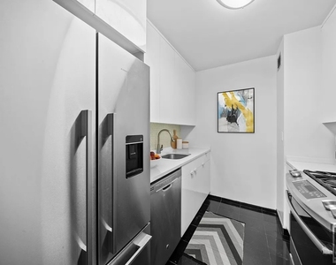 East 72nd Street - Photo Thumbnail 4