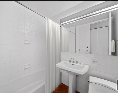 East 72nd Street - Photo Thumbnail 5