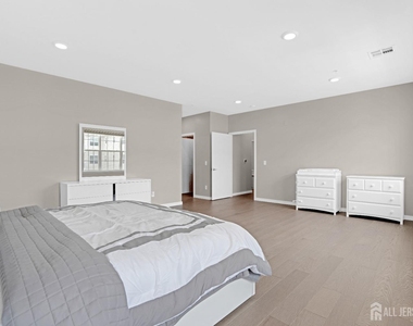 131 Lorhan Drive - Photo Thumbnail 10