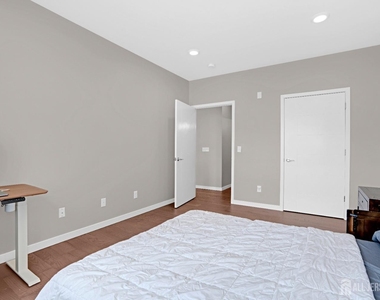 131 Lorhan Drive - Photo Thumbnail 18
