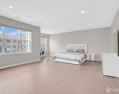 131 Lorhan Drive - Photo Thumbnail 9