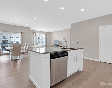131 Lorhan Drive - Photo Thumbnail 4