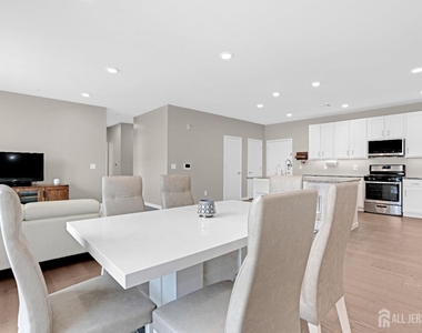 131 Lorhan Drive - Photo Thumbnail 6