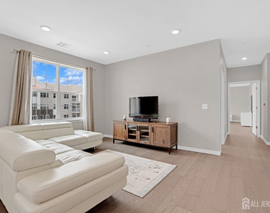 131 Lorhan Drive - Photo Thumbnail 7