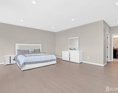 131 Lorhan Drive - Photo Thumbnail 12
