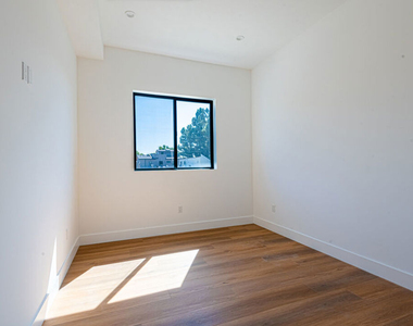 10845 N Morrison Street - Photo Thumbnail 10