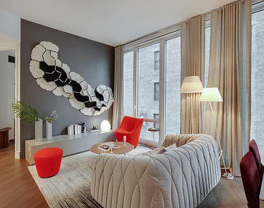 East 44th Street - Photo Thumbnail 6