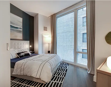 East 44th Street - Photo Thumbnail 3