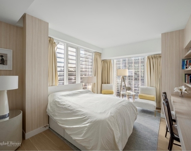 135 W 52nd St - Photo Thumbnail 9