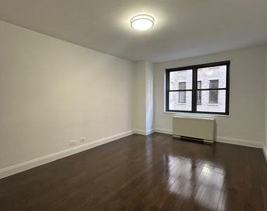96 5th Avenue - Photo Thumbnail 2
