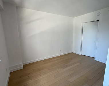 222 East 39th Street - Photo Thumbnail 4