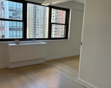 222 East 39th Street - Photo Thumbnail 2