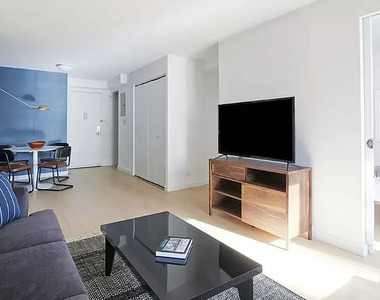 222 East 39th Street - Photo Thumbnail 3