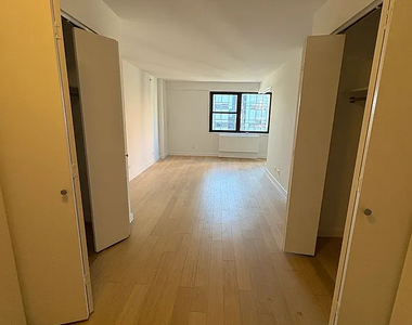 222 East 39th Street - Photo Thumbnail 1