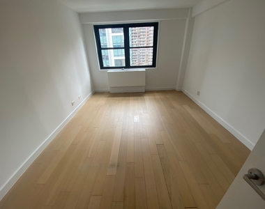 East 39th Street - Photo Thumbnail 4