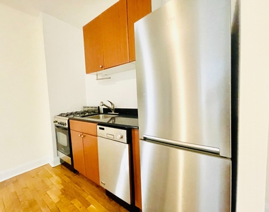 207 West 11th Street - Photo Thumbnail 6