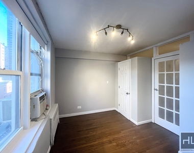 East 58 Street - Photo Thumbnail 7