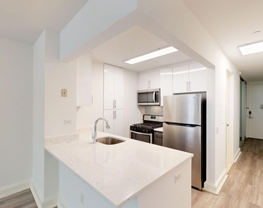 10 Hanover Square - Photo Thumbnail 1