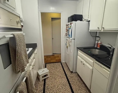 East 44th Street - Photo Thumbnail 4
