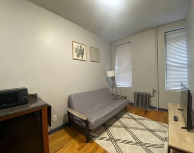 East 7th Street - Photo Thumbnail 4