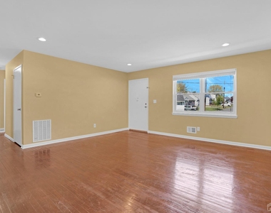 21 Westbury Road - Photo Thumbnail 3