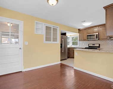 21 Westbury Road - Photo Thumbnail 8
