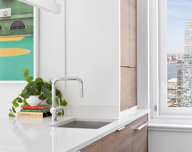 38th Street, New York, NY 10018 - Photo Thumbnail 4