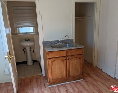 246 S Kenmore Avenue - Photo Thumbnail 1