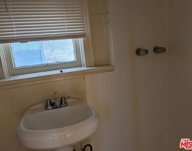 246 S Kenmore Avenue - Photo Thumbnail 2